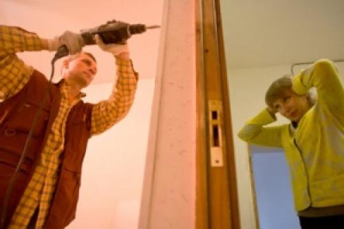 Проведение шумных работ в многоквартирном доме. Когда по закону можно проводить ремонтные работы в выходные дни?