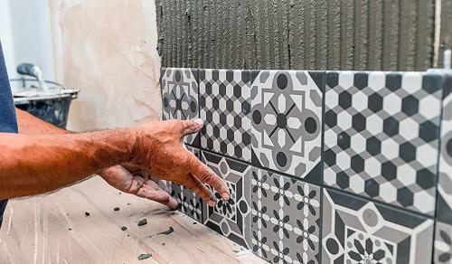 Как правильно смешивать клей для установки потолочной плитки 01