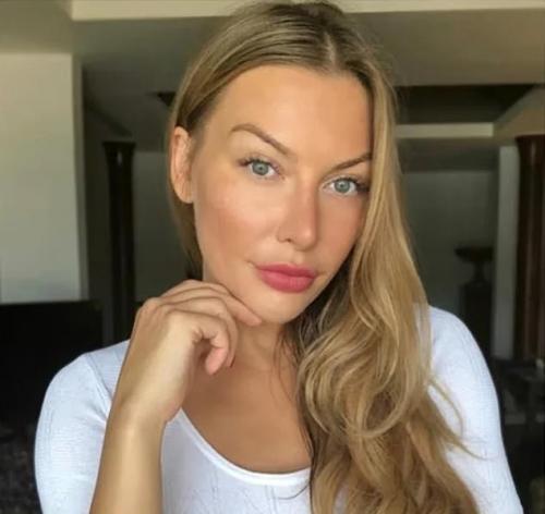 Кучу денег потратила на.. Девушка потратила кучу денег на операции и нашла себе богача. Теперь она учит этому своих подписчиков