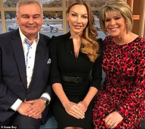 Кучу денег потратила на.. Девушка потратила кучу денег на операции и нашла себе богача. Теперь она учит этому своих подписчиков