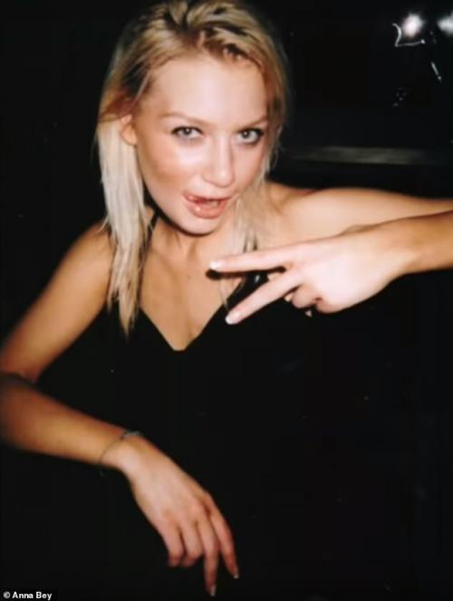 Кучу денег потратила на.. Девушка потратила кучу денег на операции и нашла себе богача. Теперь она учит этому своих подписчиков