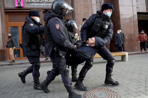 Как на работу выходят на акции протеста.. Все новости » 07
