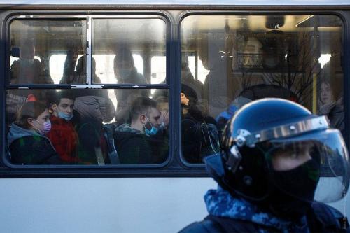 Как на работу выходят на акции протеста.. Все новости » 04