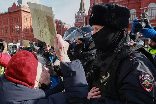 Как на работу выходят на акции протеста.. Все новости » 09