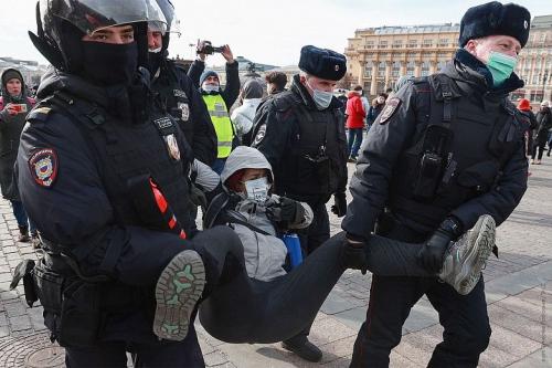 Как на работу выходят на акции протеста.. Все новости » 08