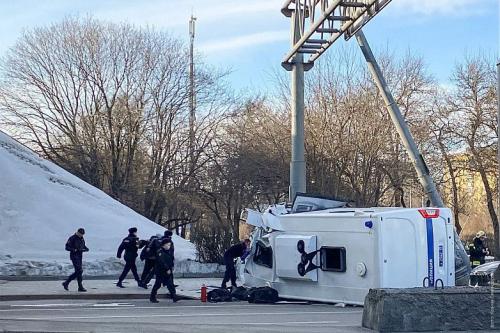 Как на работу выходят на акции протеста.. Все новости » 06
