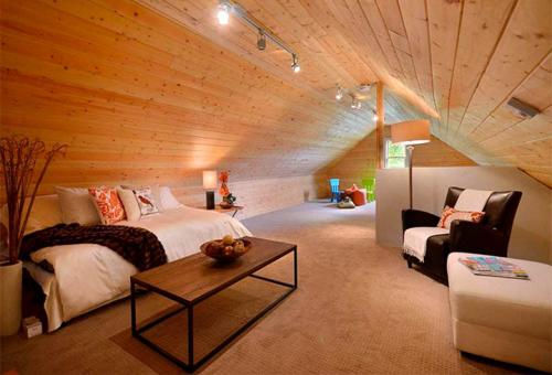 Минус домов с мансардным вторым этажом. Дом с мансардой – особенности проектной документации и выбора стройматериалов