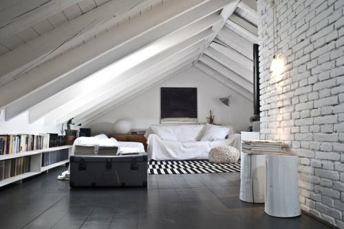 Минус домов с мансардным вторым этажом. Дом с мансардой – особенности проектной документации и выбора стройматериалов 07