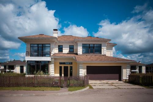 Секреты жилья в два уровня. Яркие дизайнерские решения 23