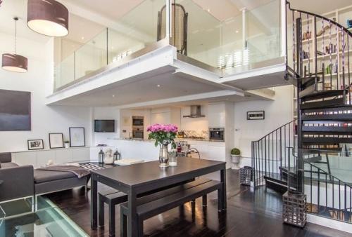 Секреты жилья в два уровня. Яркие дизайнерские решения