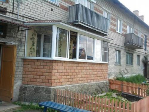 Балкон на первом этаже в панельном доме. Как получить разрешение на возведение балкона до его строительства