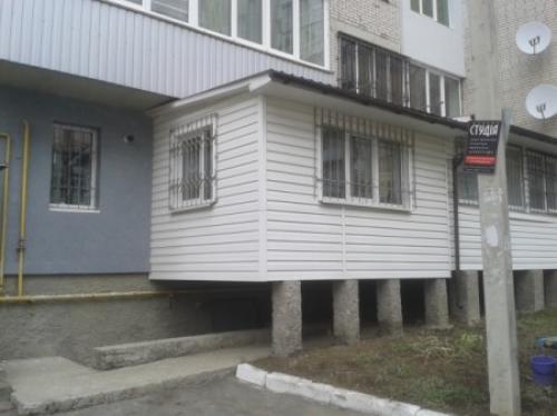 Балкон на первом этаже в панельном доме. Как получить разрешение на возведение балкона до его строительства