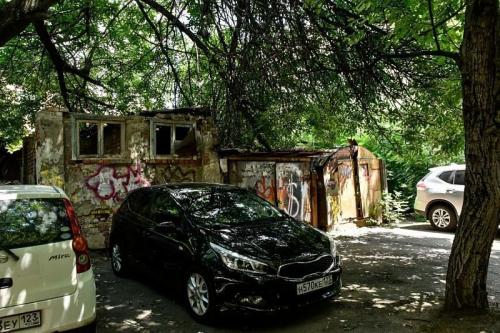 Дома в краснодаре под снос. А бомж и ныне там 01