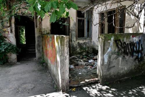 Дома в краснодаре под снос. А бомж и ныне там 02