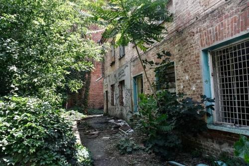 Дома в краснодаре под снос. А бомж и ныне там 06