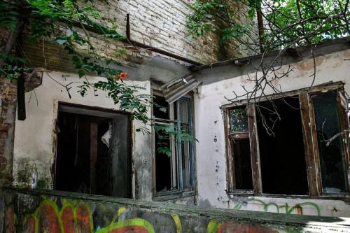 Дома в краснодаре под снос. А бомж и ныне там 05